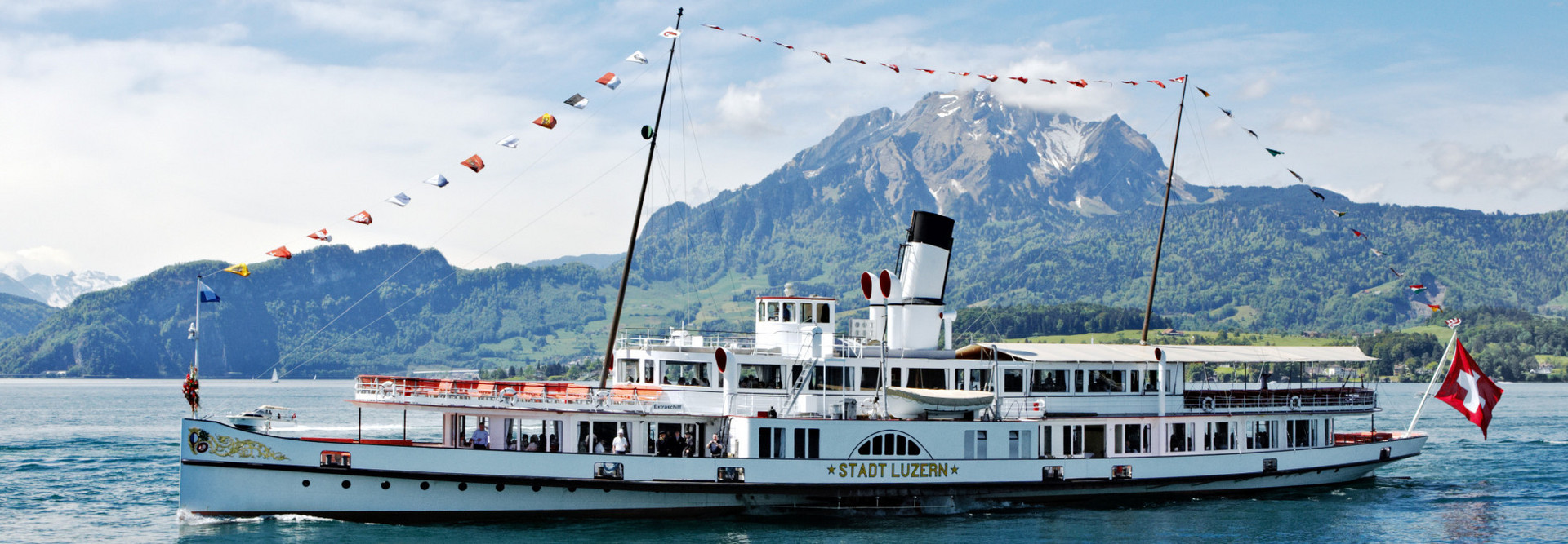 The steamship Stadt Luzern laterally in front of the Pilatus in fine weather.