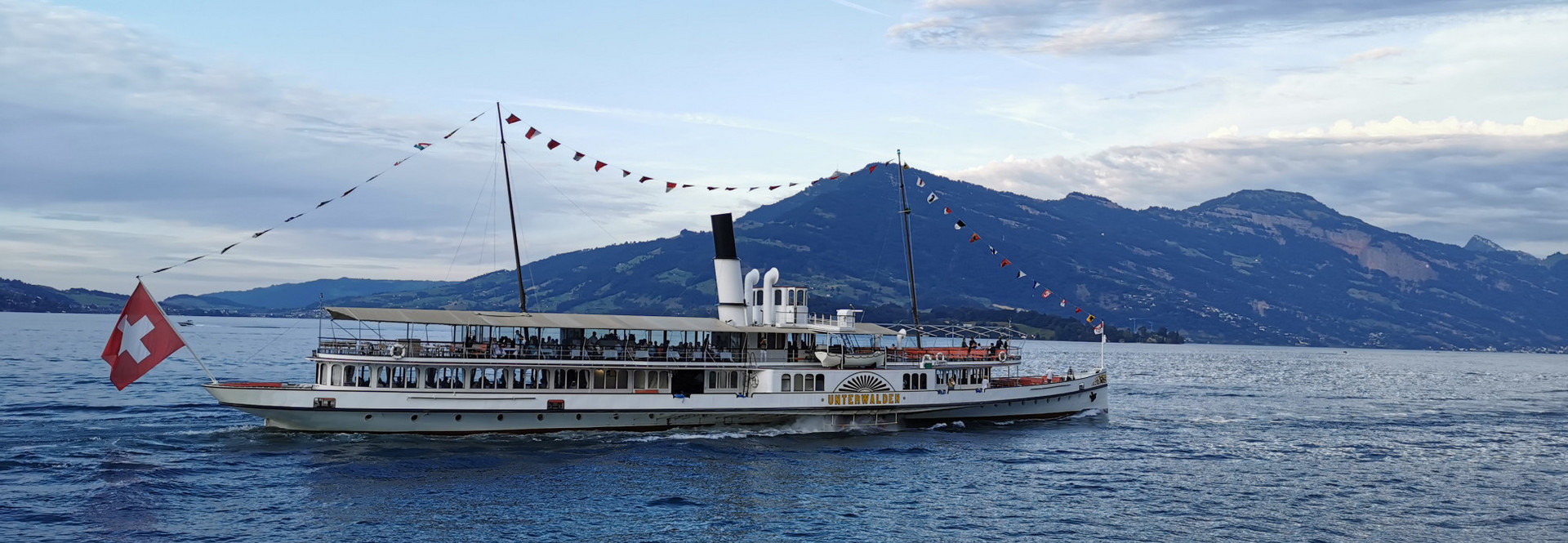 Guests spend a wonderful 1st august evening on the paddle steamer Unterwalden on Lake Lucerne.
