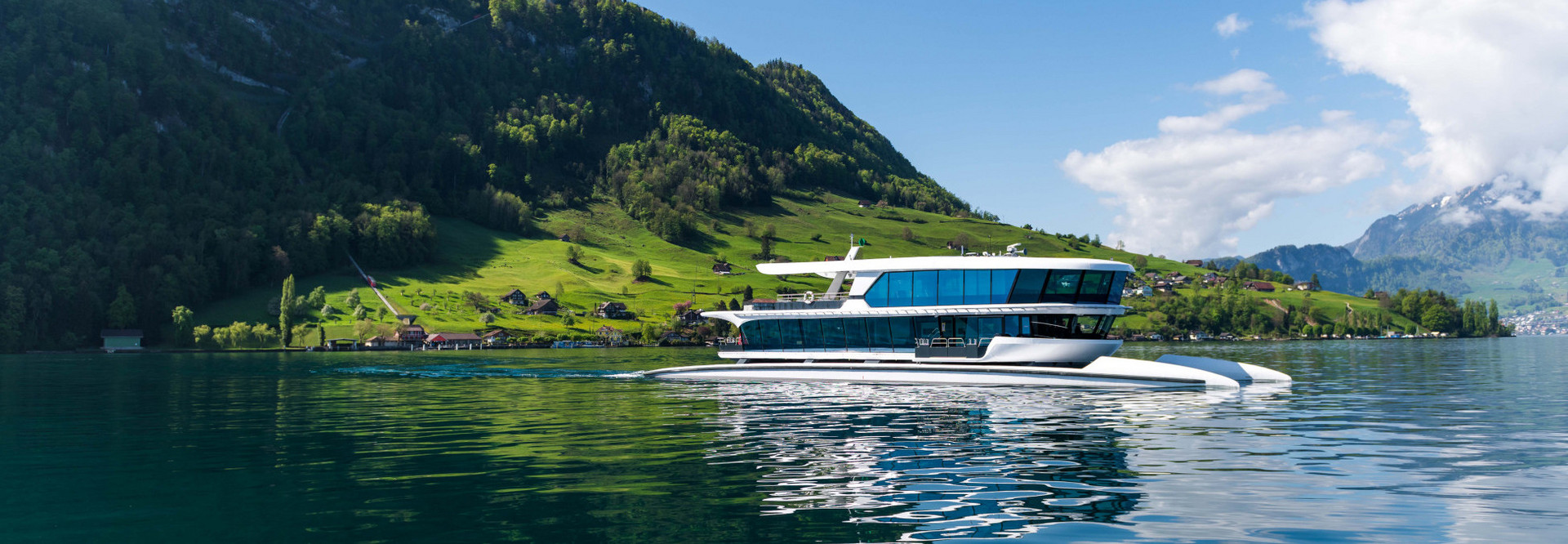 Das Motorschiff Bürgenstock fährt an einem schönen Sommertag Richtung Luzern.