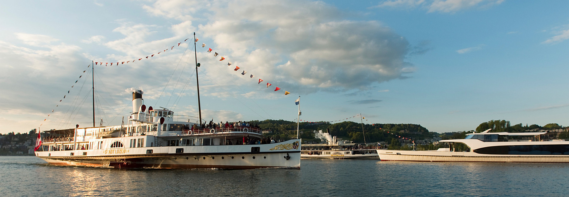 A steamboat and a motor vessel cross each other on Lake Lucerne.