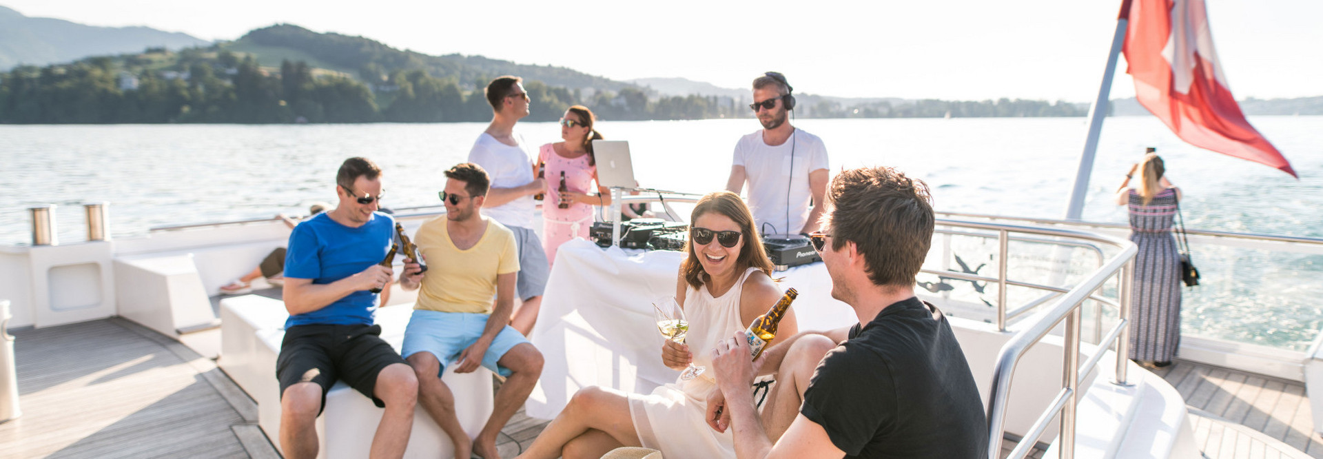 Experience and enjoy a culinary cruise and musical summer evening on the motorboat Diamant.