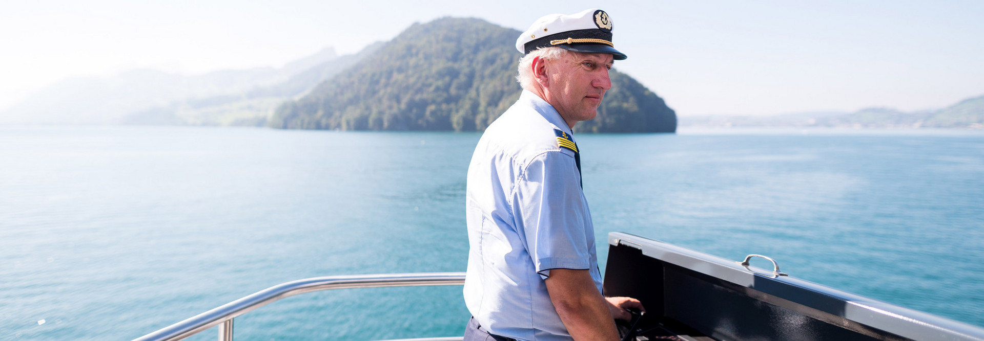 Der Chefkapitän der SGV steuert das Motorschiff über den Vierwaldstättersee.
